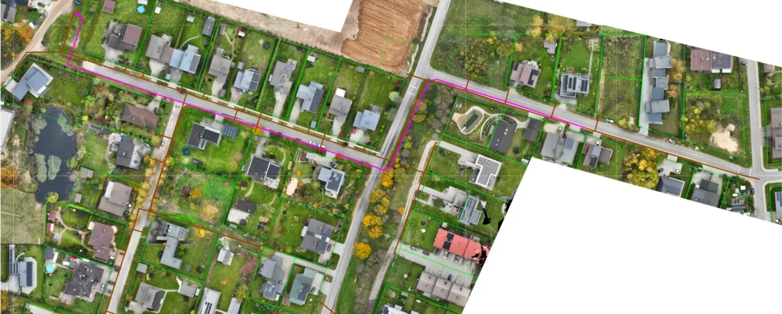 Ortofoto vaizdas su suprojektuota buitinių nuotekų trasa S. A. Bačkio, S. Lozoraičio, Žemojoje ir Daubėnų gatvėse. Pažymėti išvadai į sklypus ir siurblinę.